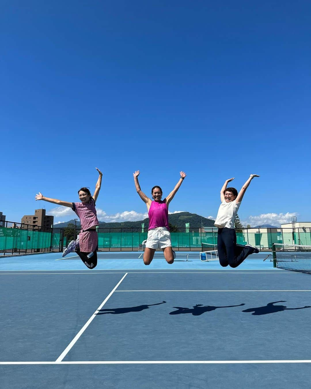 杉山愛のインスタグラム：「無事に @jwt50_japanwomenstennistop50  3大会🎾in 北海道が 終了しました✨  3大会のトーナメントディレクターを 小畑沙織さん 大会期間中もジュニアや若手選手のサポートをJWT50メンバーがしてきました✨  この3大会と大東建託オープン3大会で ジュニアや若手選手がポイントやランキングを得ることができました✨ 私たちメンバーにとっては大会を作った甲斐がありました🙌🙌🙌  ここからがスタート▶️ 世界へチャレンジする選手がこれからもっともっと増えてもらえたら嬉しいです😉  #テニス  #アスアスラボ  #札幌  #若手にチャンスを  #ITF  #JWT50  #小畑沙織  #リゾッテリアガク  #risotteriagaku  #麺や虎鉄  #三五工務店」