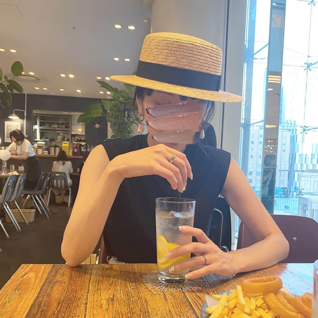 のインスタグラム：「🌻 ・ 久しぶりに 息子と2人で買い物デート☺︎ 古着屋とか何年振り？！に行ったんだろー わたしは息子となら  どこに行っても楽しいけど 息子も本当楽しんでて 帰ってきてからも2人で 「楽しかったね‼︎」って言い合った程 充実した1日でした♡ コーデを寄せても 苦笑いして許してくれるとこ好き 笑 ・ ・ #coordinate #コーディネート #今日の服 #田中帽子店 #カンカン帽 #息子 #息子とデート #ロカリ」