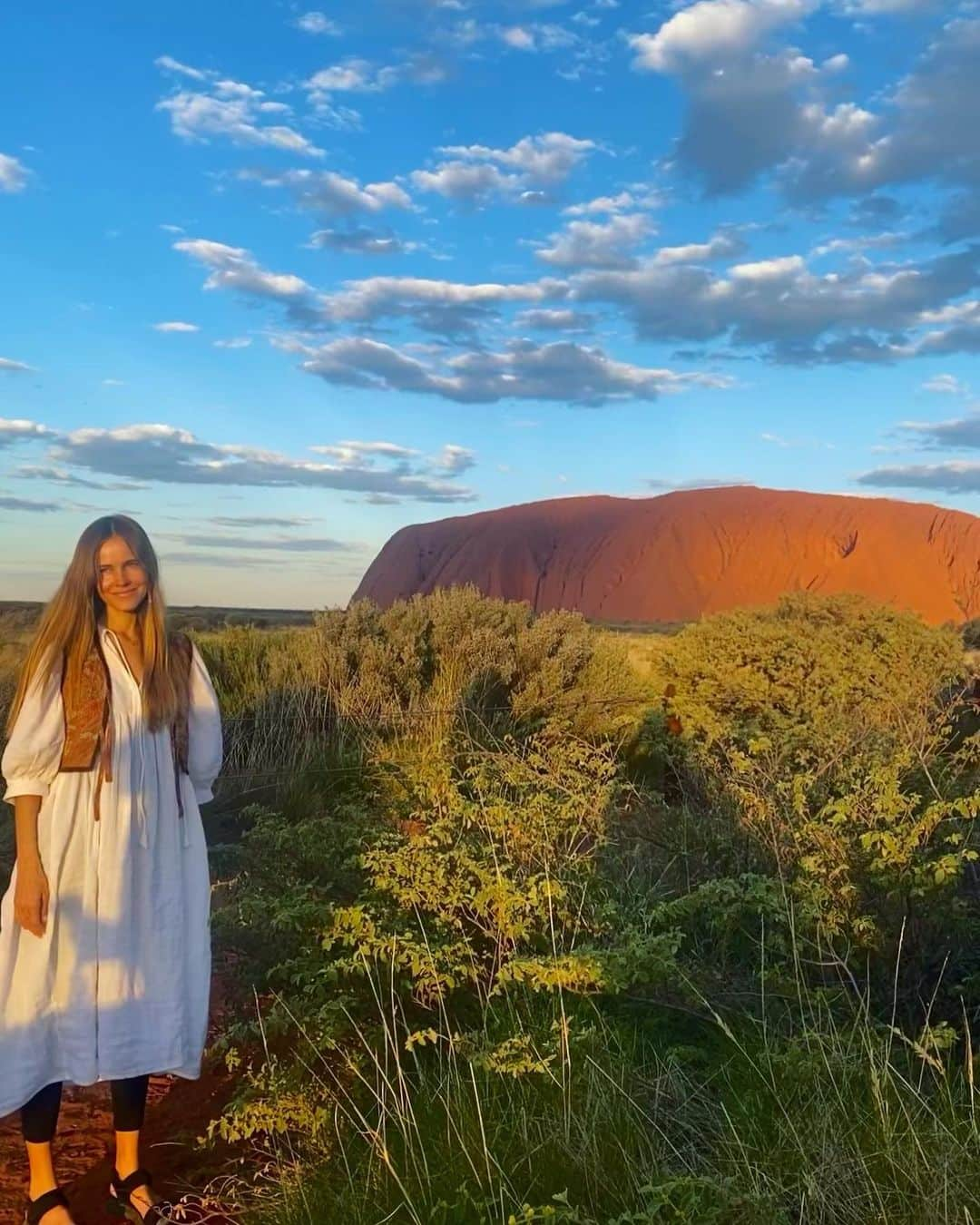 イザベル・ルーカスさんのインスタグラム写真 - (イザベル・ルーカスInstagram)「This might be one of the most magical places I’ll ever visit.  An ancient love emanates through infinity here. It feels like a doorway, a mirror, a sacred energy centre.  It is so beautiful seeing the colours shift as the light changes on the rocks.  Gratefully acknowledging all Anangu people who hold the Tjukurpa law, past present and emerging.  Thank you to my beautiful sister @nina_kolada for initiating this special family trip. ❤️‍🔥  #Uluru #KataTjuta #Tjukurpa」8月14日 11時11分 - isabellucas