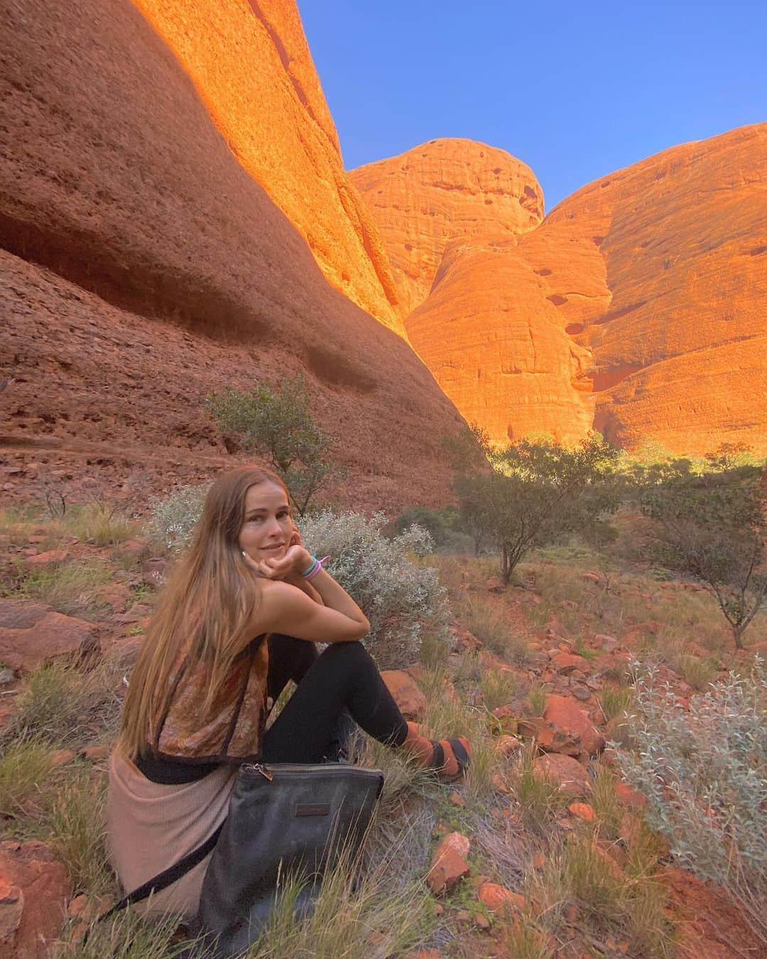 イザベル・ルーカスさんのインスタグラム写真 - (イザベル・ルーカスInstagram)「This might be one of the most magical places I’ll ever visit.  An ancient love emanates through infinity here. It feels like a doorway, a mirror, a sacred energy centre.  It is so beautiful seeing the colours shift as the light changes on the rocks.  Gratefully acknowledging all Anangu people who hold the Tjukurpa law, past present and emerging.  Thank you to my beautiful sister @nina_kolada for initiating this special family trip. ❤️‍🔥  #Uluru #KataTjuta #Tjukurpa」8月14日 11時11分 - isabellucas