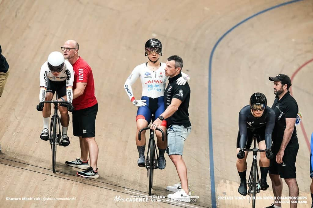 太田りゆさんのインスタグラム写真 - (太田りゆInstagram)「・  KEIRIN🌏🌍🇯🇵  トラックに上がってく階段を上がっていくときに固まる覚悟 スタート前の緊張感と興奮、お客さんの歓声、レース中の視界、空気を切る音、選手同士が咄嗟に出す声、全部全部選手だけが知ってる世界  落車の恐怖も常につきまとうけど、超楽しいスポーツだと思う😌みんなに共有したい🤤  #worldchampionship #trackcyclist #trackcycling #uci #cyclist #cycling #athlete #cyclingjapan #japan #hpcjc #ucicycling #tissot #自転車 #自転車競技 #アスリート #世界選手権 #日本 #日本代表」8月14日 11時26分 - riyuponpon