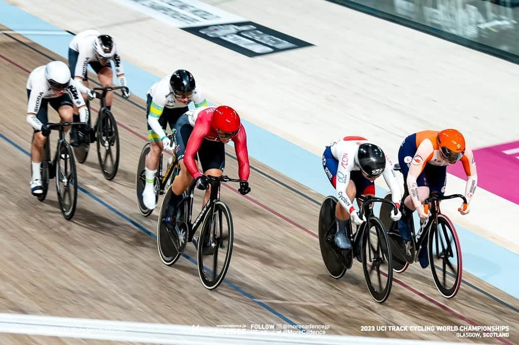 太田りゆさんのインスタグラム写真 - (太田りゆInstagram)「・  KEIRIN🌏🌍🇯🇵  トラックに上がってく階段を上がっていくときに固まる覚悟 スタート前の緊張感と興奮、お客さんの歓声、レース中の視界、空気を切る音、選手同士が咄嗟に出す声、全部全部選手だけが知ってる世界  落車の恐怖も常につきまとうけど、超楽しいスポーツだと思う😌みんなに共有したい🤤  #worldchampionship #trackcyclist #trackcycling #uci #cyclist #cycling #athlete #cyclingjapan #japan #hpcjc #ucicycling #tissot #自転車 #自転車競技 #アスリート #世界選手権 #日本 #日本代表」8月14日 11時26分 - riyuponpon