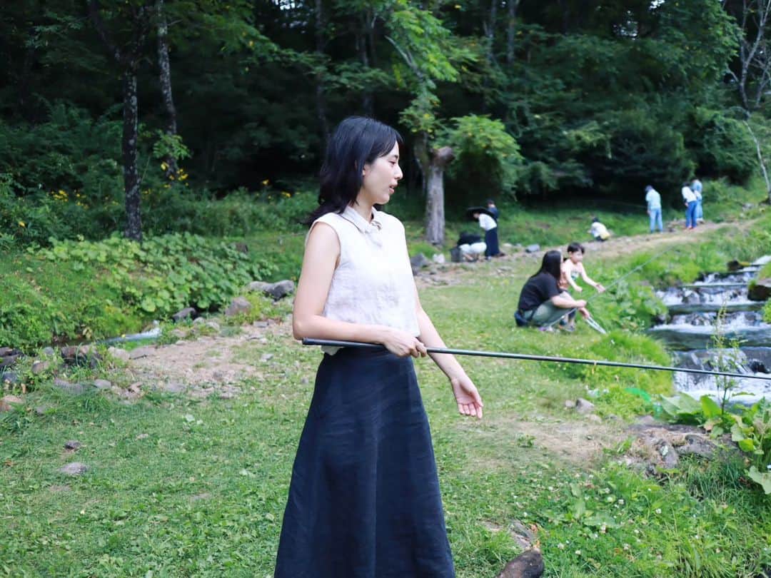 本仮屋リイナのインスタグラム：「渓流の音に癒されました🐟🌿‬⁡⁡ ⁡ ⁡⁡#ニジマス2匹釣リイナ」