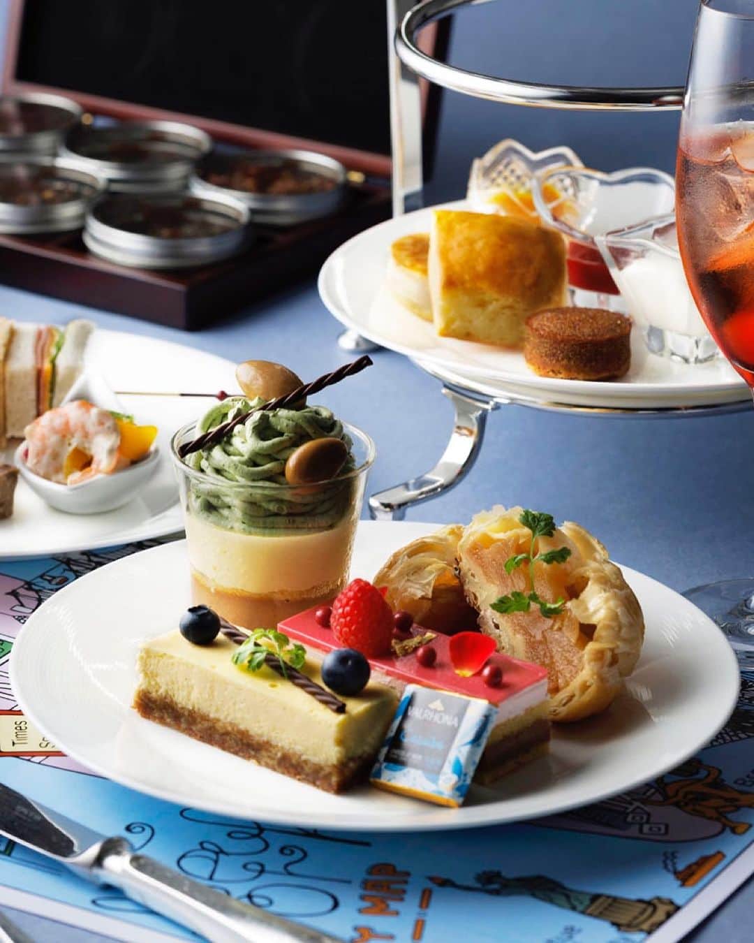 東京ステーションホテルTokyo Station Hotelのインスタグラム：「ℕ𝕖𝕨 𝕐𝕠𝕣𝕜 𝕤𝕥𝕪𝕝𝕖 𝕒𝕗𝕥𝕖𝕣𝕟𝕠𝕠𝕟 𝕥𝕖𝕒🫖 ニューヨークのオーガニックティーブランド「セレンディピティー」とのペアリングを楽しむ、NYスタイルのアフタヌーンティーが8/15(火)からご予約受付開始！ニューヨークチーズケーキ、アップルパイなどNYをイメージした計10種類のアイテムの他、東京ステーションホテルのためにブレンドされたここでしか味わえないオリジナルティーとのペアリングも。天窓からの優しい光が差し込むゲストラウンジで心ゆくまでお楽しみください。9/17(日)～11/30(木)の期間限定日で開催です。 ⁡ New York style afternoon tea, collaborating with SerendipiTea, an organic tea brand in New York is coming soon! Enjoy New York cheesecakes, apple pies and other NY inspired savories and deserts and savor original teas specially blended only for this event. Open between 17th September and 30th November with an advance reservation required. ⁡ 詳しくは @tokyostationhotel のプロフィールにあるリンクマーク🔗のURL「リンク集」をクリックしてご覧ください。 ————————————————————— @tokyostationhotel @forbestravelguide @smallluxuryhotels @smallluxuryhotels_jp @tokyostationcity @kiwicollection @serendipiteajapan #carewhereyoustay #travelselect #weareinternova #tokyostation #tokyostationhotel #tokyotravel #tokyotrip #tokyohotel #japantravel #japanhotel #serendipitea #東京ステーションホテル #東京駅 #東京駅舎 #丸の内 #丸の内駅舎 #東京ホテル #ホカンス #ヌン活 #セレンディピティー #アフタヌーンティー巡り」