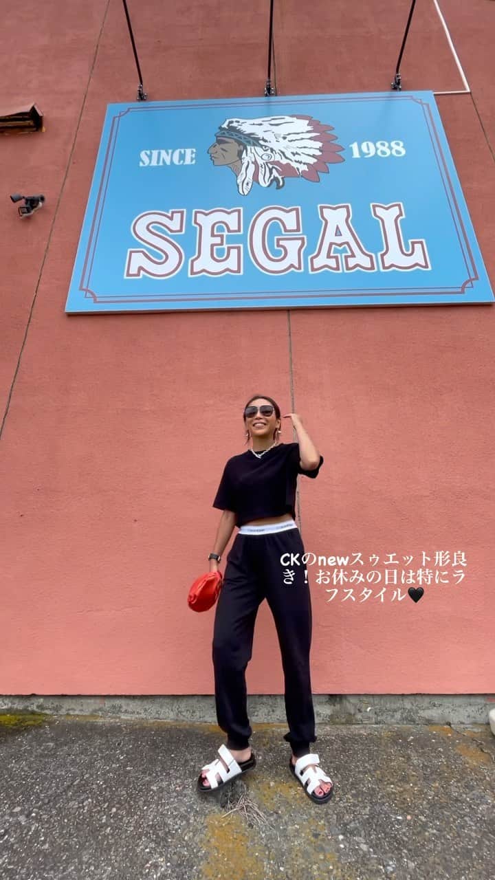 ETSUKOのインスタグラム：「お休みの日はね楽ちんスゥエット率高め🤫 今期のCKのスゥエットお気に入り🖤🖤🖤  #ブラックコーデ #hermes #room306contemporary #calvinklein #ck  #instafashion  #instagood #fashion #ootd #japan #fashionista#new #style#me#ootn#アラフォー #プチプラコーデ#カジュアルファッション #楽ちんコーデ #夏コーデ#ゆるカジ#大人カジュアル#ゆるコーデ」