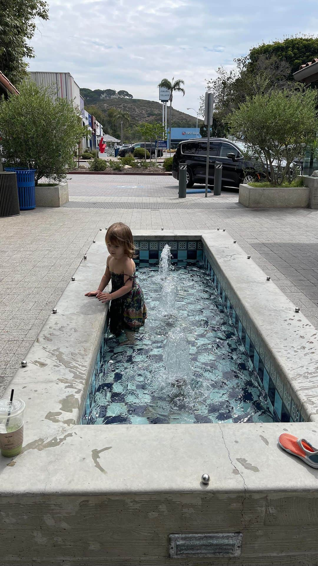 コレット・カーのインスタグラム：「There are many reasons I should have stopped this from happening, but when I checked my heart I felt there were more reasons I needed to let it happen. Deep down I feel like we all wish we could dance in a fountain (at least I do). It’s the way she looks at bubbles, asks about sounds and wonders what clouds might taste like, I want to protect that at all costs. ☁️🍭 . . . #letkidsbekids #getoutside #screentimealternatives #lifeisamovie #gentleparenting #2yearsold」