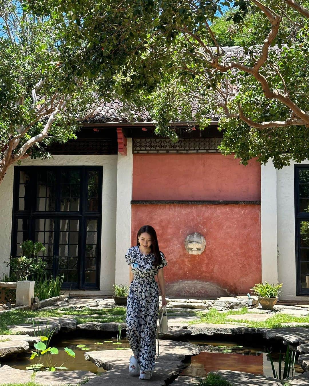 大野真理子のインスタグラム：「#lorettacaponi 👗 美術館、次回はランチかお茶もしたい。 素敵空間だった💓」