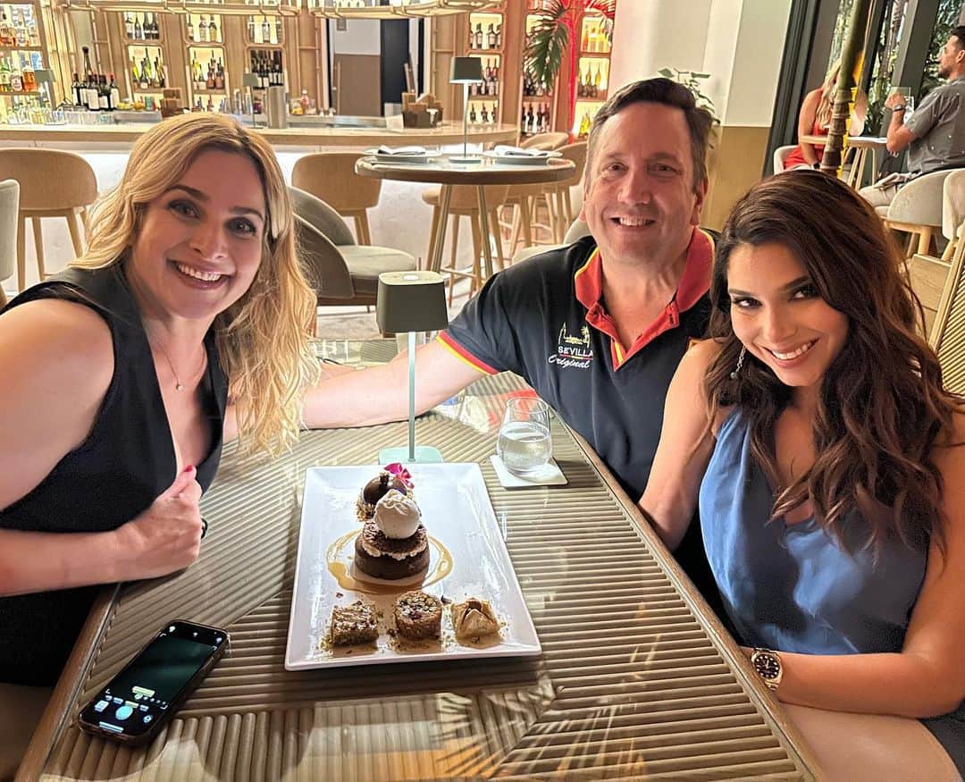 ロゼリン・サンチェスのインスタグラム：「Familia 💕💕 love my @chrisleemotivator @ @katiadelpinodearmas   Miami nights with good people after a beautiful day of work!! Agradecida de seres hermosos que Dios pone en mi vida y experiencias de trabajo que me hacen sonreír!  And did I mention how fantastic @amalmiami is??!!! Delish 💋」