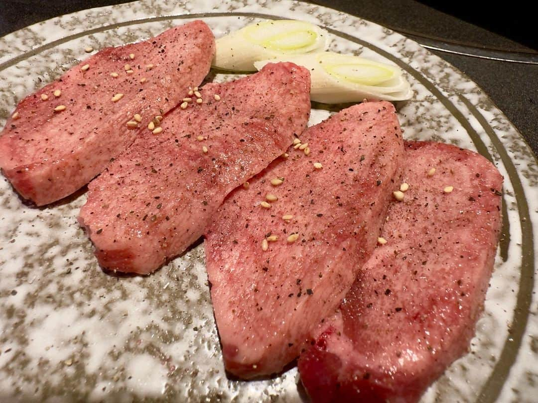 わっきーさんのインスタグラム写真 - (わっきーInstagram)「東京/両国で17年続いている「夕日鍋と焼肉のお店 うえだ」へ。 厳選和牛がウリで、アットホームな町焼肉店でした！ 数量限定の上ハラミは絶品👍 お肉一枚一枚が厚切りで、女将さんの接客も元気もらえました！  #夕日鍋と焼肉のお店うえだ #焼肉 #和牛 #東京グルメ #東京焼肉 #東京観光 #両国 #両国グルメ #両国国技館 #両国焼肉 #夕日鍋 #わっきーtv」8月14日 11時39分 - makoto_ishiwaki