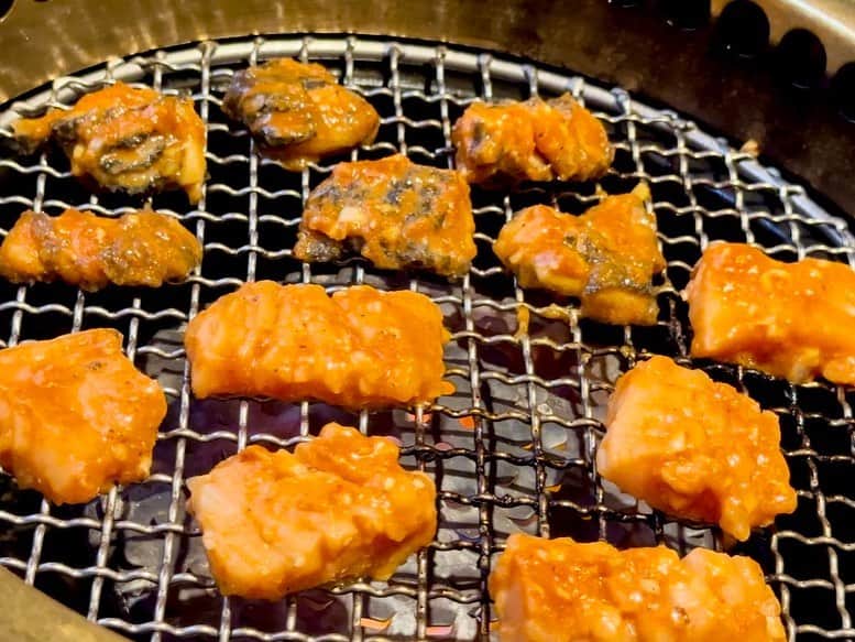 わっきーさんのインスタグラム写真 - (わっきーInstagram)「東京/両国で17年続いている「夕日鍋と焼肉のお店 うえだ」へ。 厳選和牛がウリで、アットホームな町焼肉店でした！ 数量限定の上ハラミは絶品👍 お肉一枚一枚が厚切りで、女将さんの接客も元気もらえました！  #夕日鍋と焼肉のお店うえだ #焼肉 #和牛 #東京グルメ #東京焼肉 #東京観光 #両国 #両国グルメ #両国国技館 #両国焼肉 #夕日鍋 #わっきーtv」8月14日 11時39分 - makoto_ishiwaki