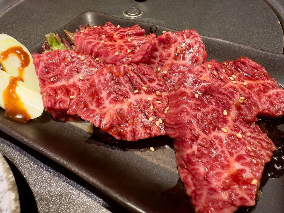 わっきーのインスタグラム：「東京/両国で17年続いている「夕日鍋と焼肉のお店 うえだ」へ。 厳選和牛がウリで、アットホームな町焼肉店でした！ 数量限定の上ハラミは絶品👍 お肉一枚一枚が厚切りで、女将さんの接客も元気もらえました！  #夕日鍋と焼肉のお店うえだ #焼肉 #和牛 #東京グルメ #東京焼肉 #東京観光 #両国 #両国グルメ #両国国技館 #両国焼肉 #夕日鍋 #わっきーtv」