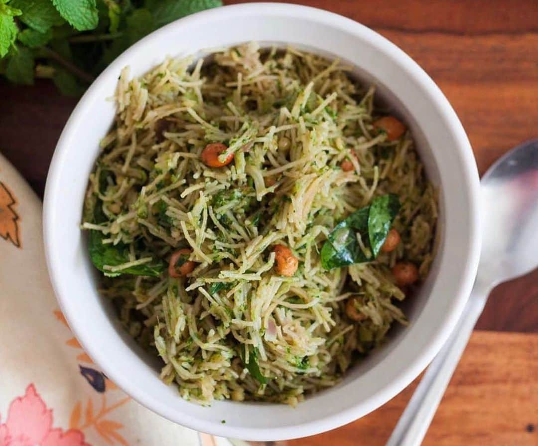 Archana's Kitchenのインスタグラム：「This Pudina Shavige Recipe is a delicious Karnataka-style Semiya Upma Recipe that is healthy and packed with lots of taste. Serve it for a quick and easy breakfast along with a cup of filter coffee and a bowl of fruits.  Here is how you can make it.  Ingredients 2 cups Semiya, rice vermicelli or foxtail millet vermicelli will also do 2 tablespoons Raw Peanuts 1/2 teaspoon Mustard seeds 1 teaspoon White Urad Dal 1 sprig of Curry leaves Salt, to taste 1 tablespoon Ghee, for flavour For Pudina Masala 1 Onion, chopped 2 cloves Garlic 1 inch Ginger, chopped 1 Green Chilli, slit 1 teaspoon Cumin seeds 1/2 cup Mint Leaves 1/4 cup Coriander leaves Salt, to taste  👉Heat oil in a saucepan over medium heat, add cumin seeds and allow it to crackle for a few seconds. Add ginger and garlic and saute till it softens. Add onions and saute till the onions turn translucent. 👉Finally add mint leaves, coriander leaves and green chilli and saute till the leaves wilt and turn off the heat. 👉Grind the pudina mixture into a coarse paste by adding very little water. 👉Finally to make the pudina Pudina Shavige, heat oil in a pan over medium heat. Add the mustard seeds and urad dal and allow it to crackle and the dal to turn golden and crisp. Add the peanuts and roast on low heat until crisp and golden. 👉Stir in the curry leaves, the semiya, salt to taste, pudina paste and 1-1/2 cups of water. Cover the pan and cook the Pudina Shavige until all the water is absorbed and the semiya is cooked completely. 👉Ensure you give the Pudina Shavige a stir halfway through. Once the Pudina Shavige is cooked completely, add the ghee and give it a stir. 👉Transfer the Pudina Shavige to a serving bowl and serve hot for breakfast. 👉Serve the Pudina Shavige Recipe along with coconut chutney, raita and fruit bowl to relish your morning breakfast.  Find 1000+ such recipes on our app "Archana's Kitchen" or website www.archanaskitchen.com . . . . . #recipes #breakfast #breakfastideas #breakfasttime #breakfastbowl #breakfastlover #poha #tea #teatime #southindianfood #southindianrecipes #southindianfood #homemadefood #eatfit #cooking #food #healthyrecipes #foodphotography」
