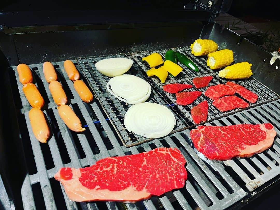 ニーコさんのインスタグラム写真 - (ニーコInstagram)「夏休みリゾート🏝️⑦ラスト💜テラスハウスでBBQ💜💜 森の木々と虫の鳴き声が響く中で夜はBBQや朝はビールやワインをおともにまったり〜🌲🪵🍷🍖 BBQ中に猫が来てくれたー🥺🩵めっちゃ慣れててきゃわ〜🐈‍⬛ 早朝、1人で散歩。開放してるコーヒーやハーブティーが自由に飲めるスタンドがあって1人時間も満喫…🫖☕️ ご褒美旅行的な！どのシーンも素晴らしい思い出になっためちゃくちゃ最高な夏休み旅行になりました✨また行きたーい ここで女子旅もいいなぁ♡ #夏休み#リゾート#家族旅行#リソルの森 #森#森林#BBQ#プライベート#テラスハウス#ハンモック#早朝散歩  #息子#8歳#8歳誕生日#happybirthday#猫#猫好き」8月14日 11時41分 - neeko_isuzu