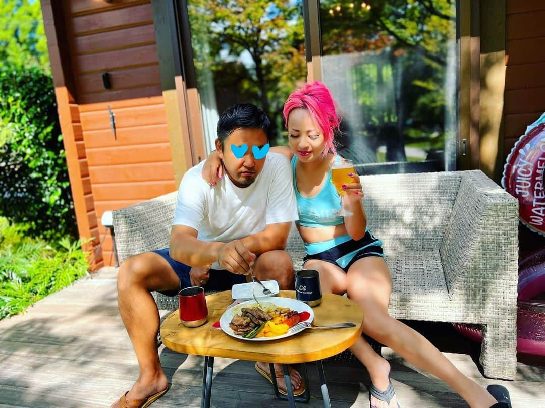 ニーコさんのインスタグラム写真 - (ニーコInstagram)「夏休みリゾート🏝️⑦ラスト💜テラスハウスでBBQ💜💜 森の木々と虫の鳴き声が響く中で夜はBBQや朝はビールやワインをおともにまったり〜🌲🪵🍷🍖 BBQ中に猫が来てくれたー🥺🩵めっちゃ慣れててきゃわ〜🐈‍⬛ 早朝、1人で散歩。開放してるコーヒーやハーブティーが自由に飲めるスタンドがあって1人時間も満喫…🫖☕️ ご褒美旅行的な！どのシーンも素晴らしい思い出になっためちゃくちゃ最高な夏休み旅行になりました✨また行きたーい ここで女子旅もいいなぁ♡ #夏休み#リゾート#家族旅行#リソルの森 #森#森林#BBQ#プライベート#テラスハウス#ハンモック#早朝散歩  #息子#8歳#8歳誕生日#happybirthday#猫#猫好き」8月14日 11時41分 - neeko_isuzu