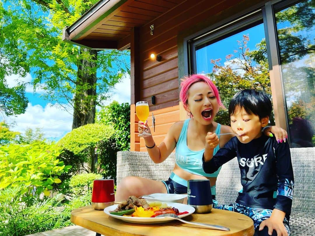 ニーコさんのインスタグラム写真 - (ニーコInstagram)「夏休みリゾート🏝️⑦ラスト💜テラスハウスでBBQ💜💜 森の木々と虫の鳴き声が響く中で夜はBBQや朝はビールやワインをおともにまったり〜🌲🪵🍷🍖 BBQ中に猫が来てくれたー🥺🩵めっちゃ慣れててきゃわ〜🐈‍⬛ 早朝、1人で散歩。開放してるコーヒーやハーブティーが自由に飲めるスタンドがあって1人時間も満喫…🫖☕️ ご褒美旅行的な！どのシーンも素晴らしい思い出になっためちゃくちゃ最高な夏休み旅行になりました✨また行きたーい ここで女子旅もいいなぁ♡ #夏休み#リゾート#家族旅行#リソルの森 #森#森林#BBQ#プライベート#テラスハウス#ハンモック#早朝散歩  #息子#8歳#8歳誕生日#happybirthday#猫#猫好き」8月14日 11時41分 - neeko_isuzu