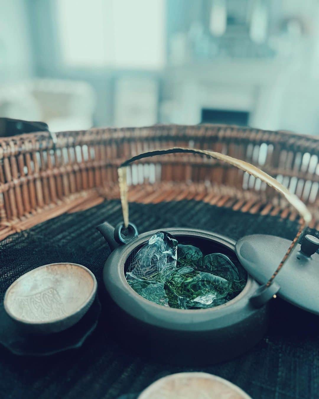 白澤貴子さんのインスタグラム写真 - (白澤貴子Instagram)「"Re."  乱れかけた心を整え直し。 先日 @therow からいただいたオリジナル緑茶。 水は入れずに氷出しでゆっくり、ゆったり。」8月14日 11時46分 - takakoshirasawa