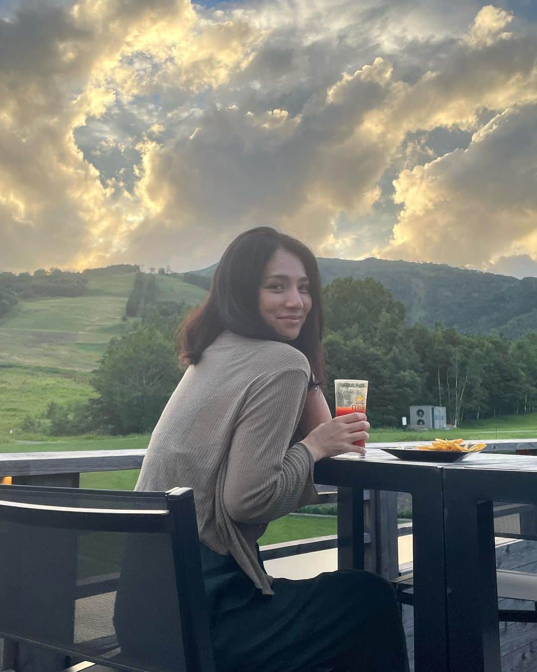 のインスタグラム：「. わたしの夏休み。 舞台終わってすぐにお休みを頂き、 3泊4日で北海道トマムへ家族とともに。  宿泊先はこちらもお初のクラブメッド。 父の実家が函館なので小さい頃から1人で祖父母の家に遊びに行っていたのですが、トマムは初めて！ 冬もいいけど夏の北海道もとても良い。 写真はホテルのテラスでレッドアイを飲んでます。 気持ちの良い風に吹かれ 夕陽を見ながら豊かな緑の中で飲むお酒は格別でした。🫠  そんな旅の記録は @brightchoice.jp にてたくさんの写真と共に書かせて頂こうと思っていますのでUPする時はまたお知らせします。  さ、 東京に帰ってきてすぐ次の作品に入っております。 昨日も目まぐるしく変わるお天気の中サウナにいるような暑さのロケでしたが、笑いの絶えない現場で楽しく撮影しておりますっ。😆  皆さんも夏バテ熱中症、気をつけて！ 今日は台風の近づく中、 私は日帰りで京都へ向かいます！！笑 帰れますように....！！！😭🙏  #クラブメッドトマム　#クラブメッド #clubmedtomamu  #clubmed」