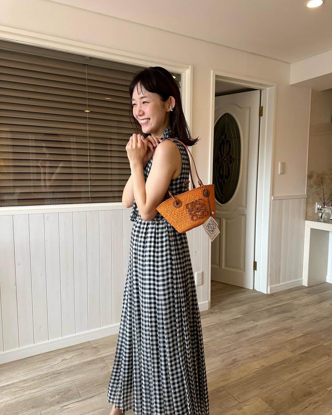 萩中ユウのインスタグラム：「オフィスに行ったらスタッフちゃんからサプライズの誕生日プレゼントが！🎁💘  かわいすぎるミニサイズのかごバック。嬉しい〜〜〜🥹  今年も一緒に働けていることが何よりのプレゼントです。 マリちゃんいつも本当にありがとう❤️  . #誕生日プレゼント  @loewe」