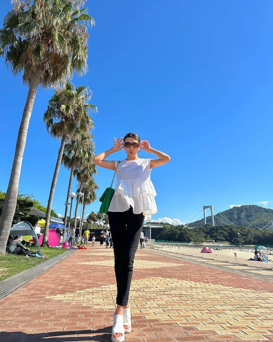 マキろんのインスタグラム：「お盆はいかがお過ごしですか❓ ご先祖様を、綺麗なお墓でお迎えするために、お墓掃除とお墓参り行ってきたよ✨  私が生まれた島は しまなみ海道がかかってる 広島と愛媛の間にある 伯方島です✨  海と山に自然豊かな島は、みかん農業、造船業やリゾートが主な産業です(生まれたころ伯方の塩の工場あったけど今は大三島に移ったらしい)  父と母両家のお墓からの 眺めも最高です‼️  改めて ここで生まれたことを すごく誇りに思うし、 200代前の娘の法要が12月にあるくらい、うちは古くからの家系です  その血を受け継いでることを 忘れないように プライドある人間として生きていきます  プライドある人間って なんか誤解されるかもしれませんが 人として善悪しっかり見極められる人という意味です  昨今の人の考えかたの歪みは 残念だなって思うことが多くなったから、うちのひいばあちゃんが聞いたら憤慨することやろと思う  忙しいなか会ってくれた 親戚たちにも感謝です 素晴らしい考えの持ち主で 話すと私はパワーアップします‼️ ほんとにありがとう  撮影地 #伯方ビーチ  その他 両親それぞれの実家のお墓  #山内智恵　#アラフィフライフ #ご先祖様に感謝 #お墓参り」