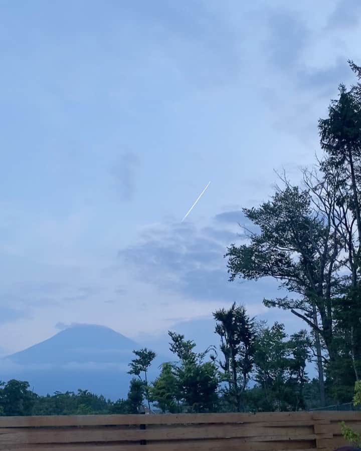 糸原沙也加のインスタグラム：「①富士山と飛行機雲☁️✈️🗻  ②夕方のヒグラシ（音あり）」