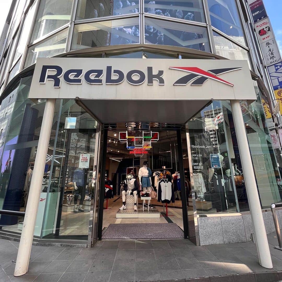 のインスタグラム：「. Reebok Store SHIBUYA  ReebokのDNAである “フィットネス”と“ファッション” を融合しているコンセプトストア。 ぜひご来店ください！  Fitness and fashion in Reebok's DNA A concept store that fuses. Please visit our  Shibuya store！  〒150-0041 東京都渋谷区神南1-20-17 OPEN 11:00～20:00  🔗https://reebok.jp/contents/shopinfo  #Reebok #リーボック #SHIBUYA #渋谷 #travel」