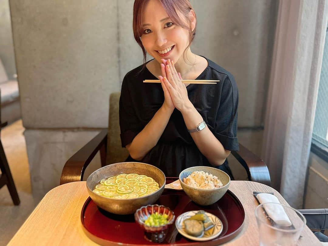 笠原美香のインスタグラム：「🍽️ すだちうどん😋 夏になると食べたくなるっ！ ここの押鯖寿司がおいしすぎた♡ 間のガリがいいアクセントでまた食べたい！  #麻布十番ランチ #美味しいもの巡り #女の子ママ #つかまの間の休息」