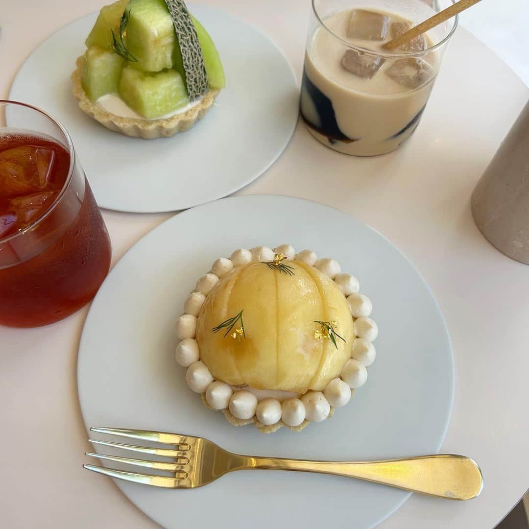 あかねぴのインスタグラム：「. ⁡ POSH🍈🍑♡ ⁡ 清澄白河の行ってみたかったカフェ🫖💕 ⁡ 店内もタルトもかわいすぎるし 店員さんはとっても親切だし、居心地よかった♡ ⁡ 焼かないフルーツたっぷりのタルト 甘くて、とっってもおいしいのに グルテンフリーのロースイーツだから 普段甘いもの我慢してる方も食べやすいよ◎ ⁡ タルトの種類がたくさんあったから 今度は違うタルト食べたいな🫧 ⁡ 📝order menu ☑︎タルト"MELON" ☑︎タルト"PEACH" ☑︎coffee jelly latte ☑︎iced tea ⁡ ------------------------------ POSH 📍東京都江東区常盤1丁目3番7  ラフィーヴィル清澄白河EAST1階 🕛10:00〜18:00 ------------------------------ ⁡ ⁡ #cafe #posh #fruitstart #sweets #カフェ巡り #東京カフェ #清澄白河カフェ #ロースイーツ #タルト」