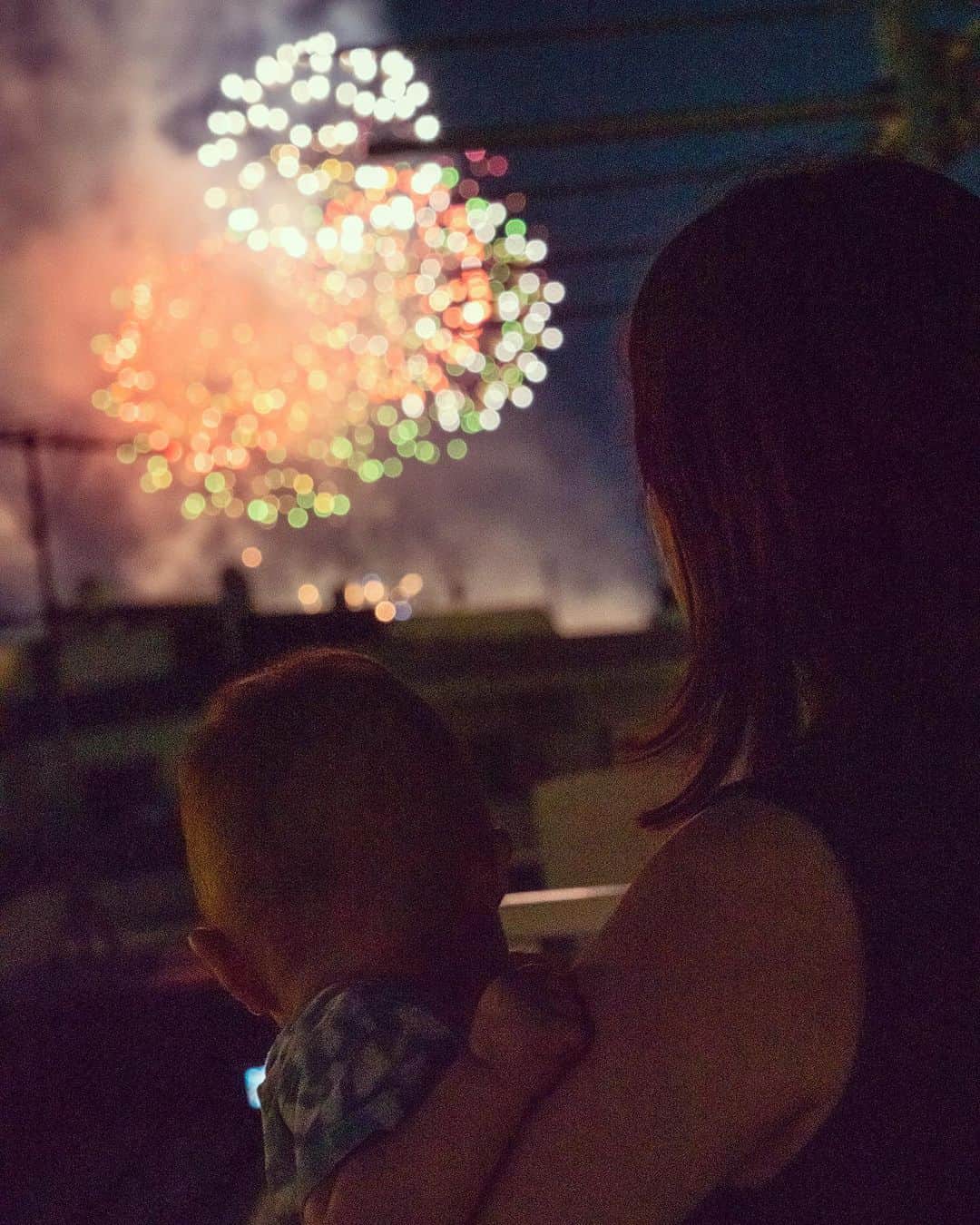 星村麻衣のインスタグラム：「神宮外苑花火大会🎇 中学の同級生とベビちゃんと👶✨ #神宮外苑花火大会2023」