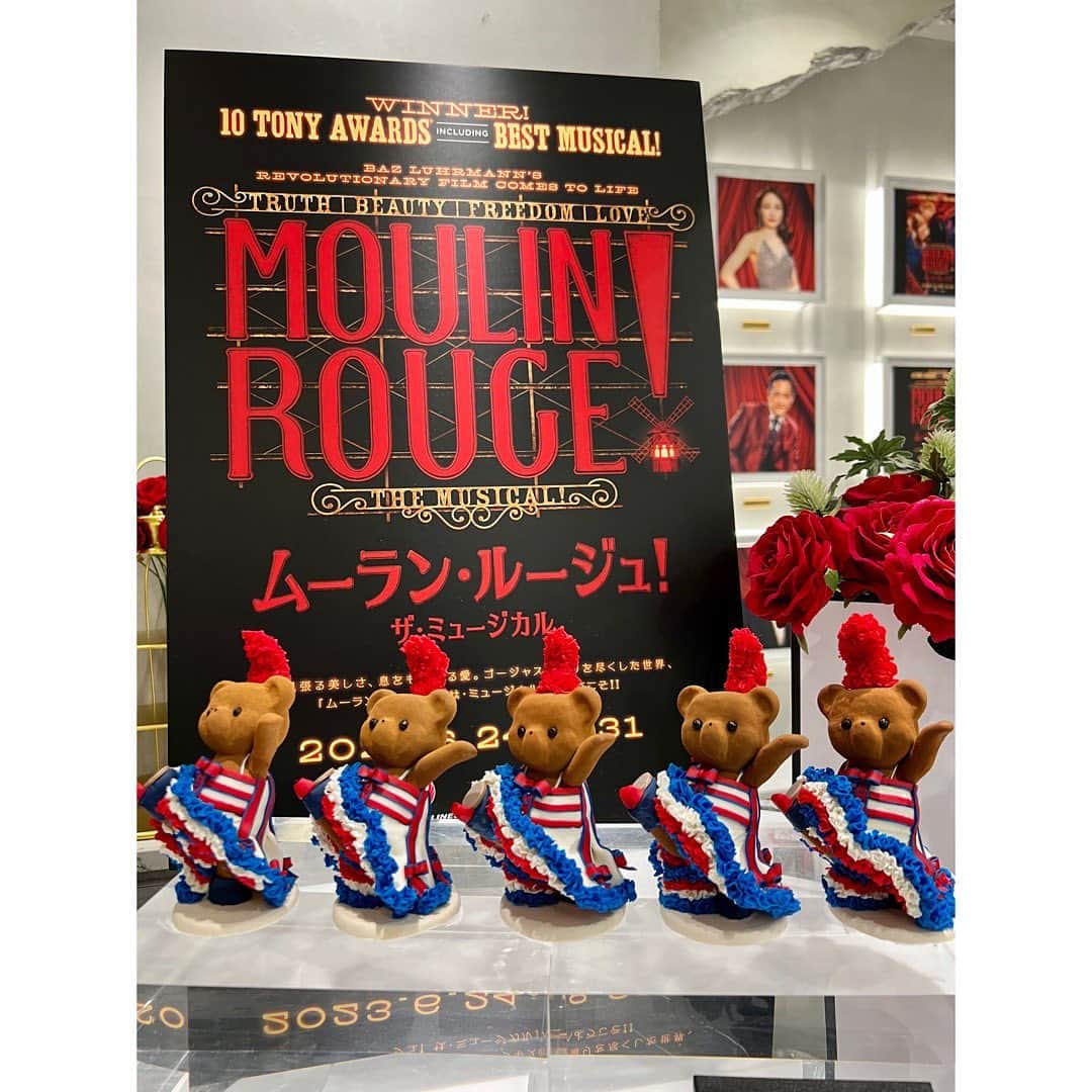 望海風斗さんのインスタグラム写真 - (望海風斗Instagram)「🐻 『LOUANGE TOKYO Le Musee』 ⁡ #ムーランルージュザミュージカル とのコラボ期間限定メニューアフタヌーンティー "Le reve Satine" ⁡ 大変美味しゅうございました🙏 ⁡ とにかく！映えのオンパレードでした✨ でも私の腕だと映えないなーーー。  テイクアウト専用のコラボソフトクリーム #ボヘミアンズ も美味しそうですよーーーー🍦 ⁡ @louange_tokyo  @moulinmusicaljp  ありがとうございました💋 ⁡ #louangetokyolemusee #ボヘミアンズ限定クーポンもあるよ #公式LINE登録してみてね ⁡ #ノゾミアンズ限定クーポンはないけど #ノゾコレに写真あげてもらいまーす  #台風心配ですね😢」8月14日 12時18分 - nozomifuto_official