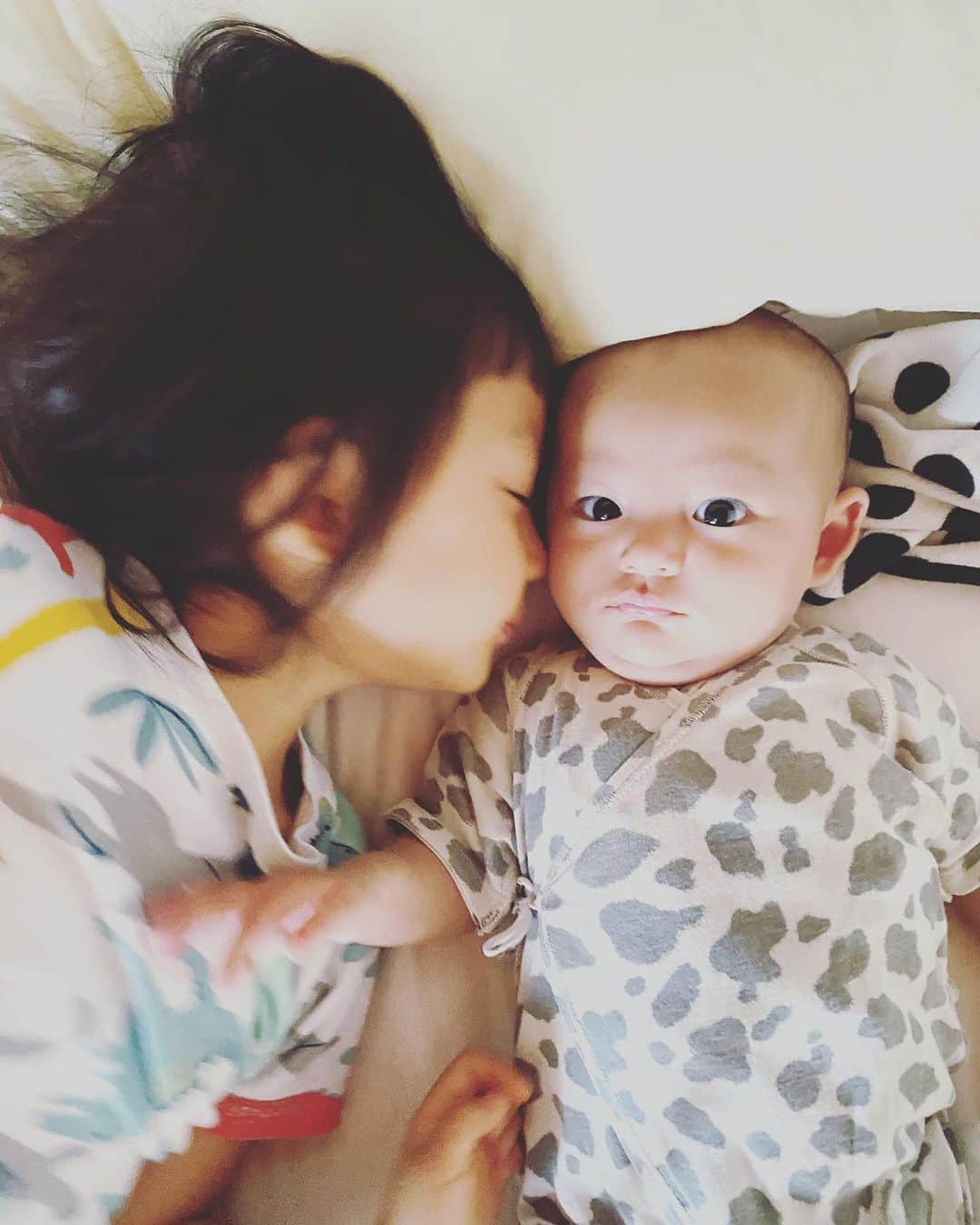 YOPPYのインスタグラム：「. 基本顔が　びっくり顔　 赤ちゃんとの生活 大切に過ごしたいと願いながらも瞬く間に見事にthe一瞬  完全なるやり残した感を持ちつつ眠りにつく なんか 残念賞な気分になるけど いいえ　大賞の日々なんだね」