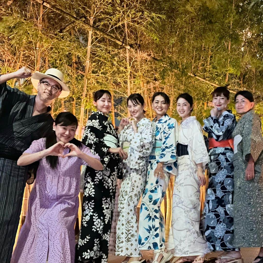 前田ゆかのインスタグラム：「神宮花火大会🎆へ🙌 新調した浴衣を着て出掛けました♪ 浴衣は @maenorichang まえのりちゃん  セレクトショップ @maisonmaenori で購入した 日本橋老舗の三勝さんの浴衣です✨ @sankatsu_yukata 洋服感覚で着れる大人の白地がとってもステキ〜✨✨✨ @orikagram 織香ちゃんが 『これが似合う！』と後押ししてくれて大正解、白地は持ってなかったから凛とした和の雰囲気も楽しめて上品、かつ上質な大人浴衣に出会えました✨  さて、 間近で大迫力の花火を眺めながら 🎆 @glamsken 小林懸ちゃん @glamsjun ジュンジュン サロン#glams で大人の花火 鑑賞。 色とりどりに広がる花火は圧巻、お祭り気分に！ この夏を凝縮したような幸せな時間でした。  ケンケン✨ジュンジュン♡ ありがとうございました✨  そしてお二人のお誕生日のお祝いもサプライズで🥂 おめでとう、おめでとう🎂🥳  #神宮花火大会2023 #外苑前 #glams #ヘアーサロン @glams__official」