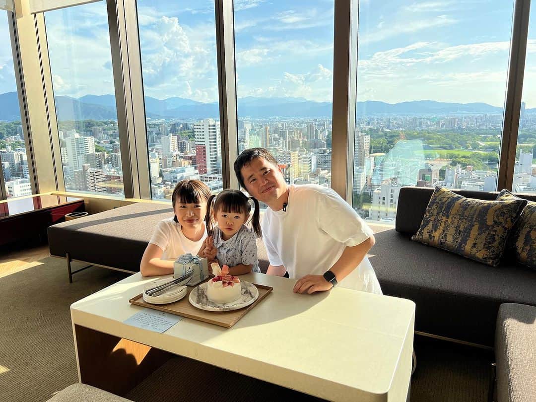 のインスタグラム：「結婚記念日に2023年6月にオープンしたリッツカールトンに泊まってきました👍  YouTube動画も昨日アップ！  クラブラウンジはランチまで出てびっくり😁」