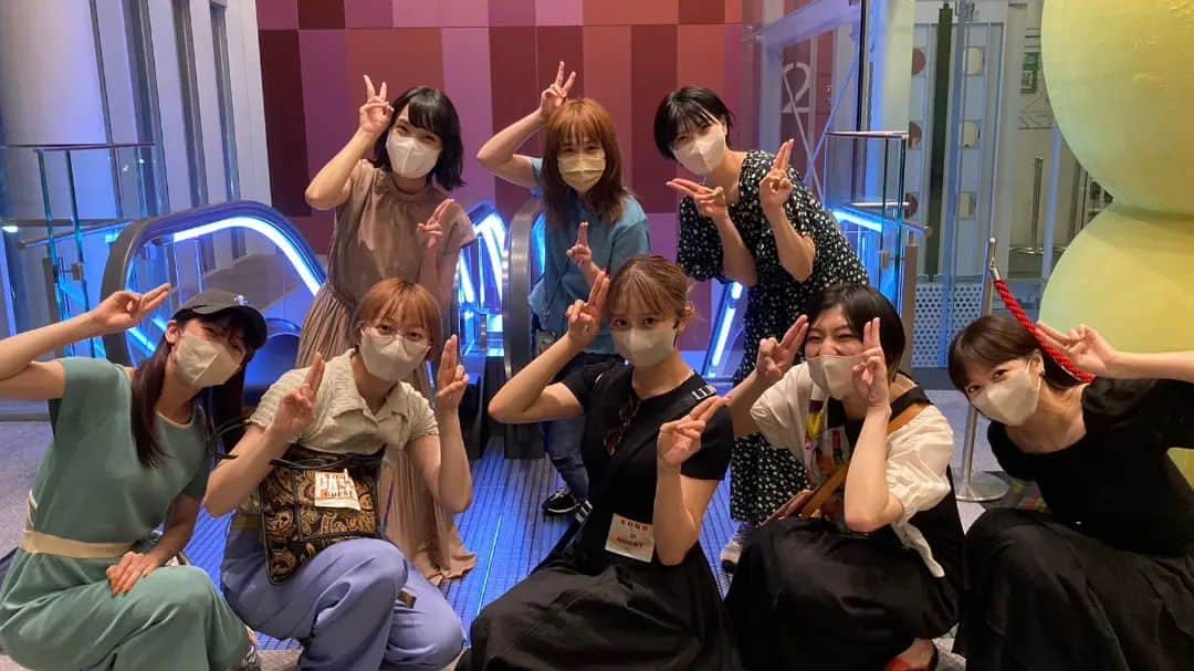 Kaedeのインスタグラム：「昨日の公演をエビ中ちゃんが観に来てくれました！！写真展に来てくれてたのもびっくりしたけどライブまで…🥲❤️またエビネギやりたいねって言ってくれて本当に嬉しかったです😭 #私立恵比寿中学 さん #エビ中 さん #Negicco」