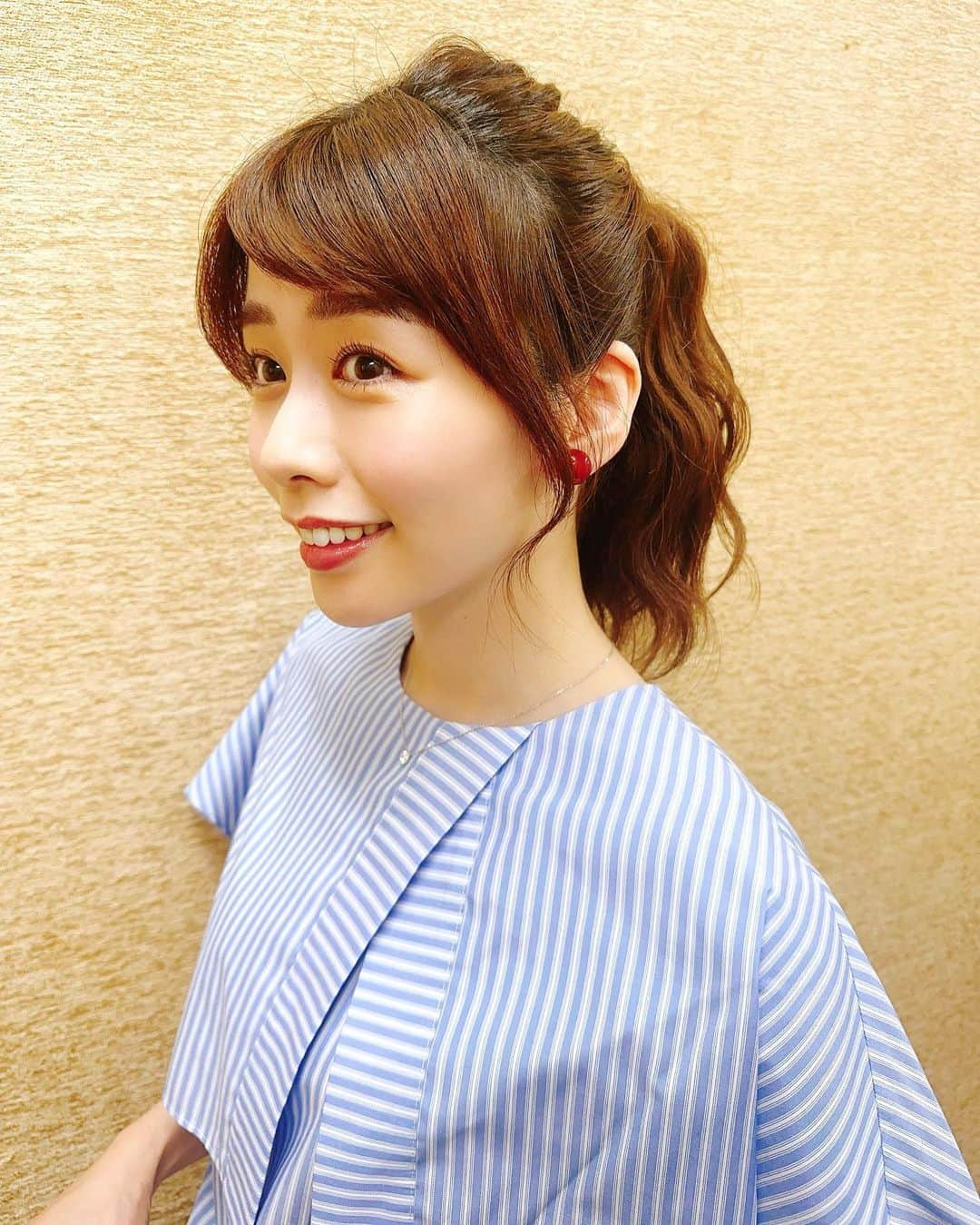 伊藤京子のインスタグラム：「. 衣装のイヤリングとリップの色が一緒でしたよん🍒💋 明日の中継は16:30〜です🎤 . . #衣装#衣装提供#中継#生放送 #セントフォース#伊藤京子」