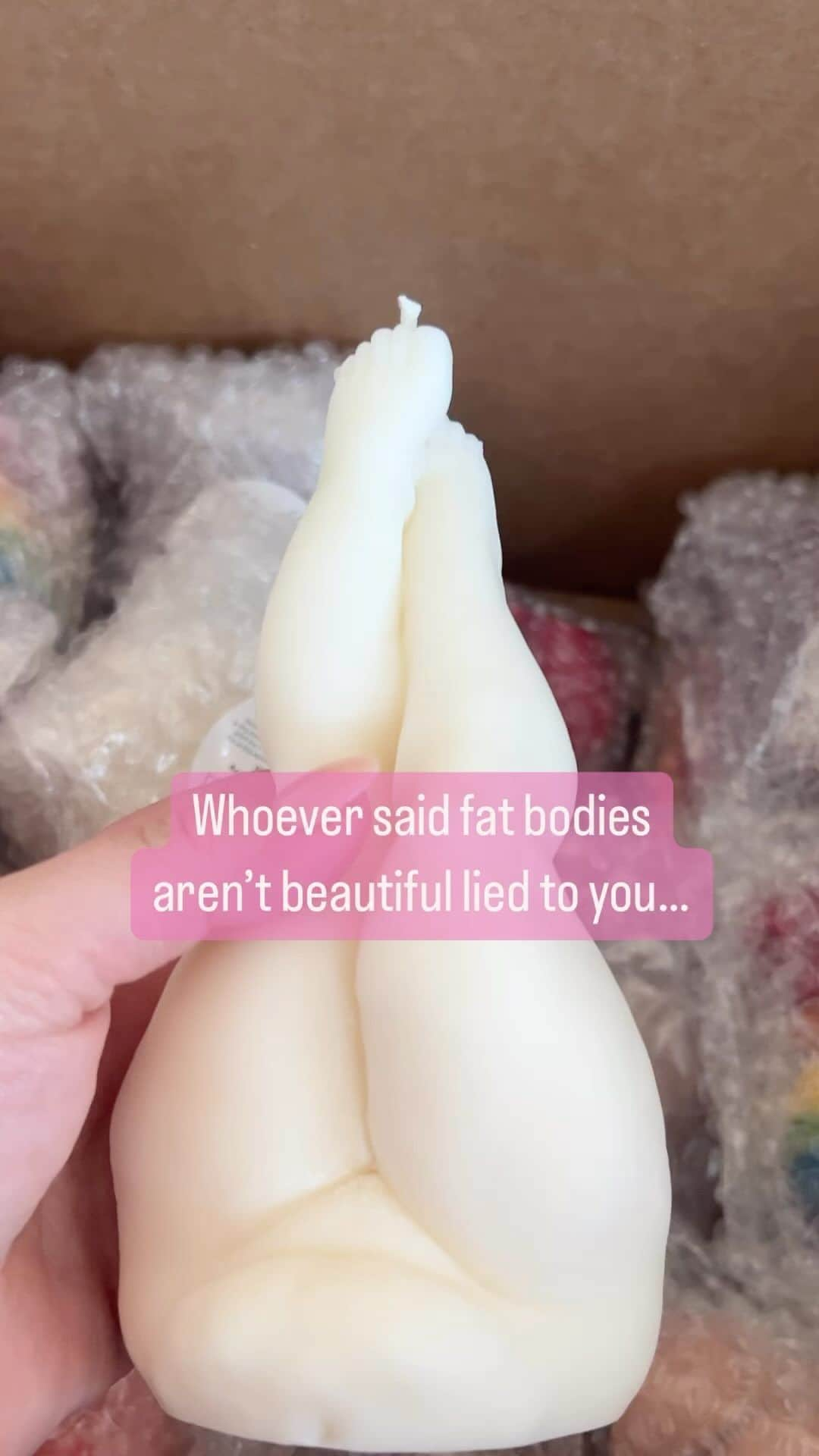 テス・ホリデーのインスタグラム：「When I put together my Posing + Self Love Workshop I knew I needed @ctoan.co beautiful hand poured candles part of my gift bags. They capture just how beautiful larger bodies are. Every roll, dimple, scar, & all… literal masterpieces.   I’m honored to have have CTOAN’s beautiful candles all around my home as well, & they smell UNREAL even when they aren’t lit. They recently started making planters (for all you 🪴 moms like me!) which are 3D printed using a plant based plastic called PLA. The planters are functional art designed to empower and inspire, and are based on a CTOAN original design🤩 Each planter come with a drip tray and drainage holes & I can’t wait to plant some lil guys in them! 🥹 #effyourbeautystandards #buyblack #supportqueerartists #fatbodiesaregoodbodies」