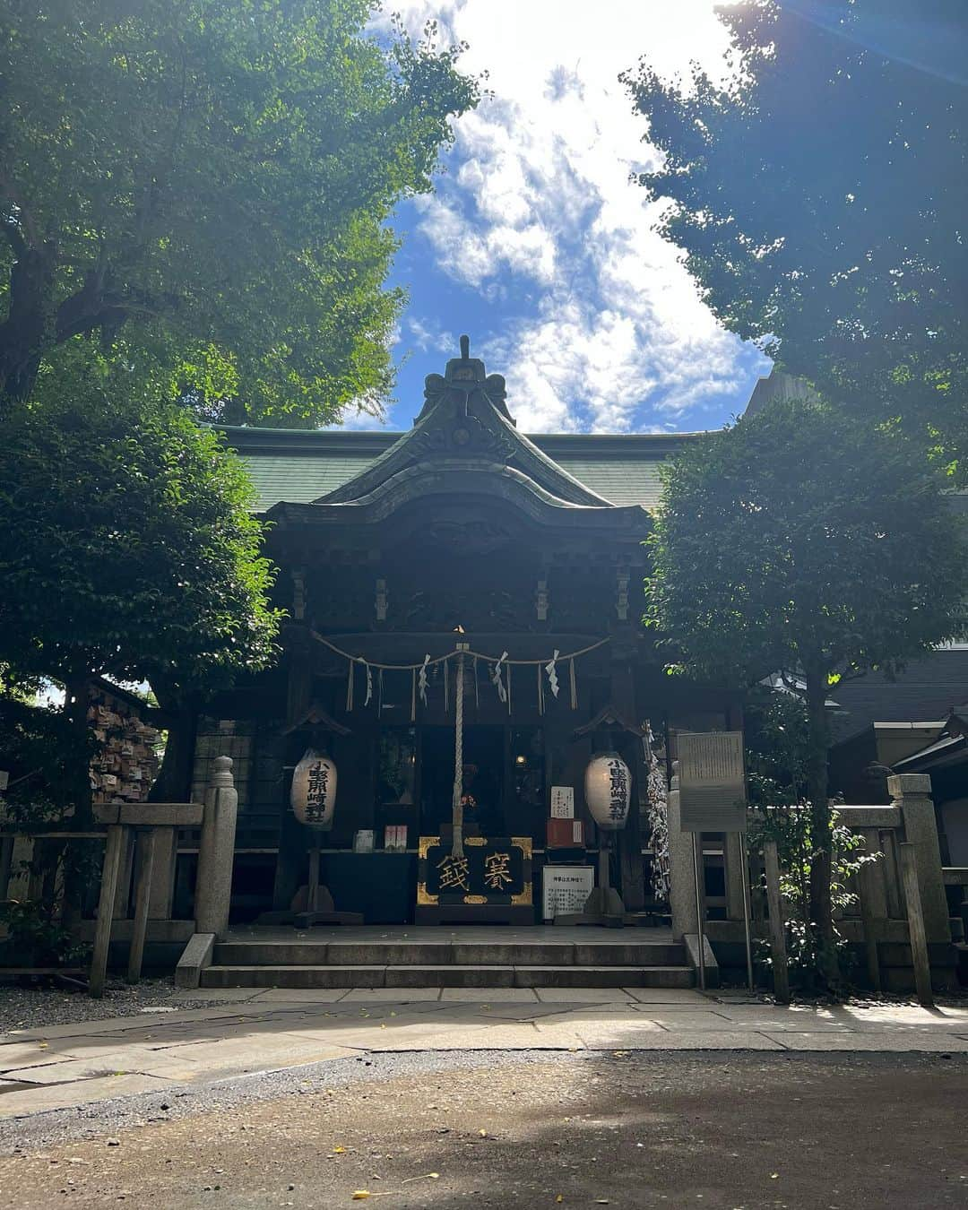 たけるさんのインスタグラム写真 - (たけるInstagram)「【最近の参拝歴】  小野照崎神社　東京　入谷 百人一首にも歌が載ってる小野篁公を祀る神社 むちゃくちゃ頭よかったらしいよ 歌よめて頭いい B’zの稲葉さんだ 稲葉神社だ ちなみに渥美清が売れてない時にお参りしたで有名な神社 ここでタバコやめるから仕事くださいって言ったら寅さんが決まったらしい 5年前マネしてやってみた でもタバコやめられなくてお参りした次の日にはメビウスのオプション一ミリ吸ってた でもネタパレ決まった エンタの神様でれた M1の準決勝行けた 小野篁公もびっくりだ 行くことに意味がありそうだ あとちっちゃい富士山があるよ 浅間神社 ちゃんと何合目とか書いてある ちっちゃい富士山じゃなくてでっかい炊飯器の可能性もあるな ないな 鳥居カッケェ  #東京ホテイソン #たける #備中神楽 #小野照崎神社 #浅間神社 #パワースポット #ちっちゃい富士山 #でっかい炊飯器 #鳥居カッケェ」8月14日 12時30分 - takayanken