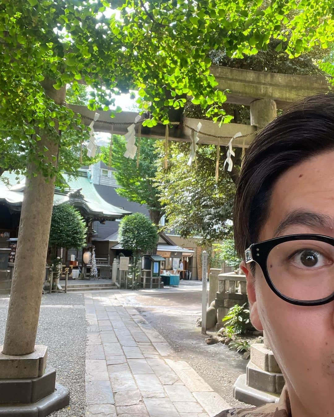 たけるさんのインスタグラム写真 - (たけるInstagram)「【最近の参拝歴】  小野照崎神社　東京　入谷 百人一首にも歌が載ってる小野篁公を祀る神社 むちゃくちゃ頭よかったらしいよ 歌よめて頭いい B’zの稲葉さんだ 稲葉神社だ ちなみに渥美清が売れてない時にお参りしたで有名な神社 ここでタバコやめるから仕事くださいって言ったら寅さんが決まったらしい 5年前マネしてやってみた でもタバコやめられなくてお参りした次の日にはメビウスのオプション一ミリ吸ってた でもネタパレ決まった エンタの神様でれた M1の準決勝行けた 小野篁公もびっくりだ 行くことに意味がありそうだ あとちっちゃい富士山があるよ 浅間神社 ちゃんと何合目とか書いてある ちっちゃい富士山じゃなくてでっかい炊飯器の可能性もあるな ないな 鳥居カッケェ  #東京ホテイソン #たける #備中神楽 #小野照崎神社 #浅間神社 #パワースポット #ちっちゃい富士山 #でっかい炊飯器 #鳥居カッケェ」8月14日 12時30分 - takayanken