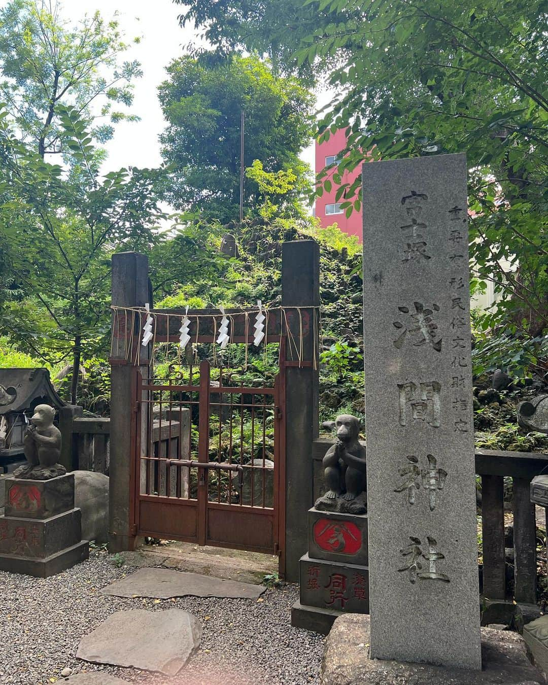 たけるさんのインスタグラム写真 - (たけるInstagram)「【最近の参拝歴】  小野照崎神社　東京　入谷 百人一首にも歌が載ってる小野篁公を祀る神社 むちゃくちゃ頭よかったらしいよ 歌よめて頭いい B’zの稲葉さんだ 稲葉神社だ ちなみに渥美清が売れてない時にお参りしたで有名な神社 ここでタバコやめるから仕事くださいって言ったら寅さんが決まったらしい 5年前マネしてやってみた でもタバコやめられなくてお参りした次の日にはメビウスのオプション一ミリ吸ってた でもネタパレ決まった エンタの神様でれた M1の準決勝行けた 小野篁公もびっくりだ 行くことに意味がありそうだ あとちっちゃい富士山があるよ 浅間神社 ちゃんと何合目とか書いてある ちっちゃい富士山じゃなくてでっかい炊飯器の可能性もあるな ないな 鳥居カッケェ  #東京ホテイソン #たける #備中神楽 #小野照崎神社 #浅間神社 #パワースポット #ちっちゃい富士山 #でっかい炊飯器 #鳥居カッケェ」8月14日 12時30分 - takayanken