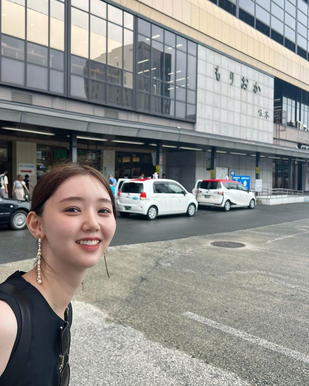 江野沢愛美さんのインスタグラム写真 - (江野沢愛美Instagram)「お義父さんの地元に行ってきました！！☺︎  めちゃくちゃ弾丸でしたが 親戚の皆さんとやっとお会いできて、結婚のご挨拶に。 お酒を飲みながらお話ししてとっても楽しい時間を過ごせました🥂  初めて来たのですが、岩手らしい写真が撮れなかったので最後に撮ってもらいました（笑）  盛岡駅でお見送りしてくれた女の子たちありがとう♡ お話できずすみません😢 この場をお借りして☺︎ #突然の雨で髪がボサボサです」8月14日 12時31分 - enosawa_manami