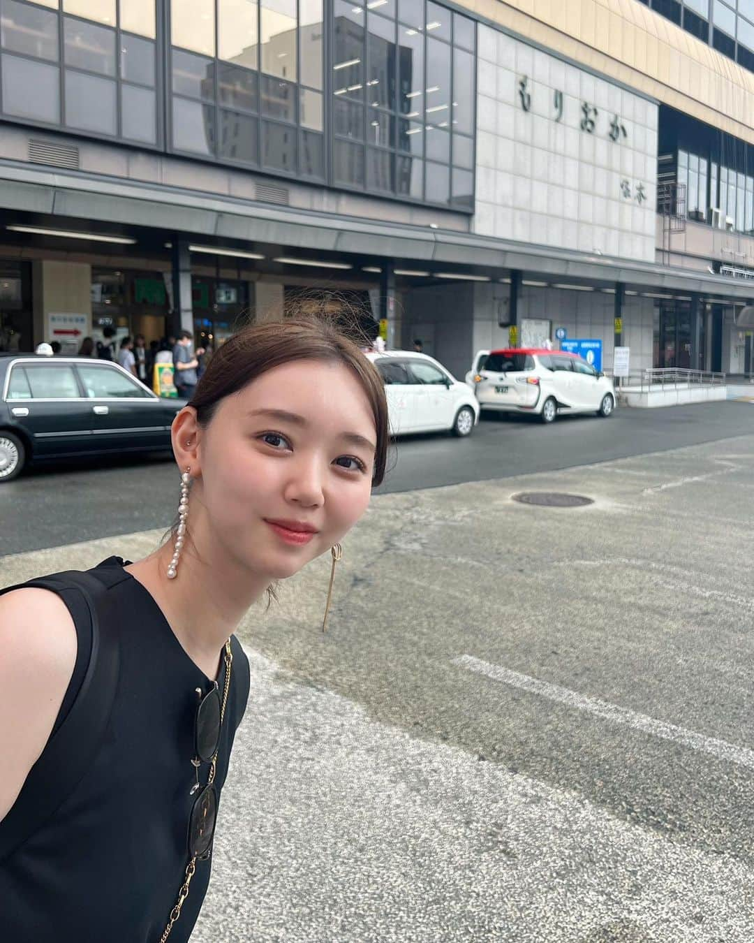 江野沢愛美さんのインスタグラム写真 - (江野沢愛美Instagram)「お義父さんの地元に行ってきました！！☺︎  めちゃくちゃ弾丸でしたが 親戚の皆さんとやっとお会いできて、結婚のご挨拶に。 お酒を飲みながらお話ししてとっても楽しい時間を過ごせました🥂  初めて来たのですが、岩手らしい写真が撮れなかったので最後に撮ってもらいました（笑）  盛岡駅でお見送りしてくれた女の子たちありがとう♡ お話できずすみません😢 この場をお借りして☺︎ #突然の雨で髪がボサボサです」8月14日 12時31分 - enosawa_manami