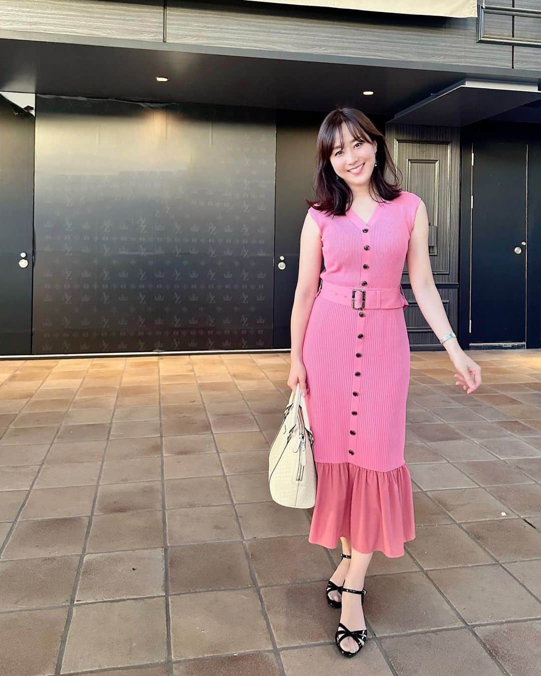 村上麻衣のインスタグラム：「たまにはピンク🩷  Onepiece @mystrada_official   お腹いっぱい食べれない系の ワンピースです🤭  #ワンピースコーデ #ワンピース #onepiece #マイストラーダ #mystrada #アラフォーコーデ #アラフィフコーデ #pink #fashion」
