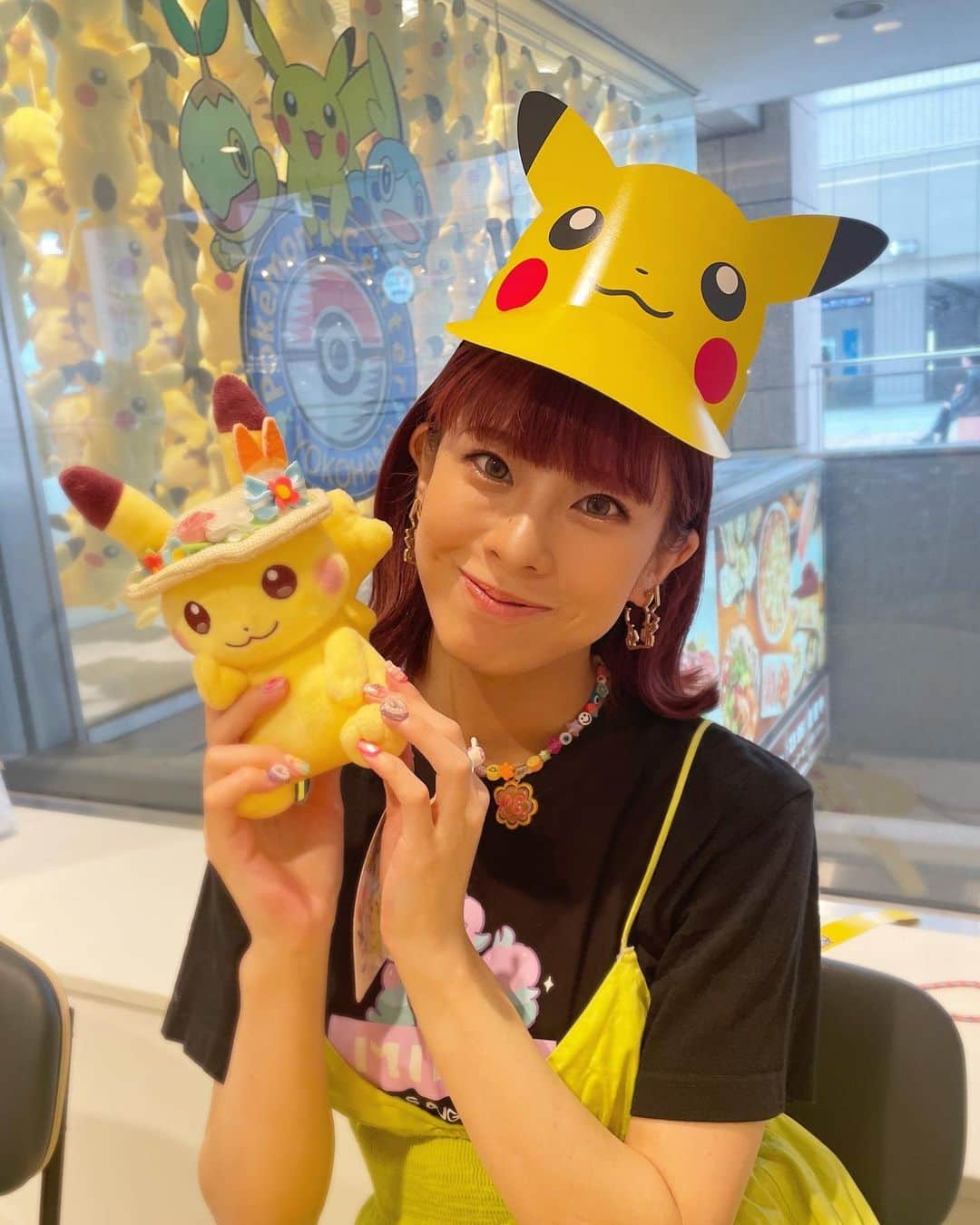 桜花りなのインスタグラム：「【横浜】⚡️o'ᆺ'o⚡️ 推しポケモン連れてﾋﾟｶﾁｭｳｲﾍﾞﾝﾄ 参戦してきたよ〜♡♡♡♡ 横浜駅がポケモンで溢れててすっごく ワクワクしちゃった😍!!みんなも是非 イベント中に横浜行って欲しいな〜 ・ ・  #ピカチュウ大量発生チュウ   #横浜  #みなとみらい  #桜木町」