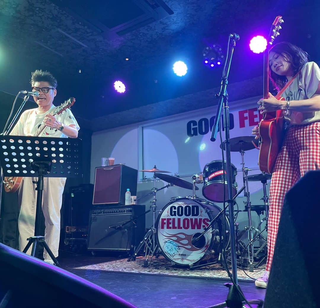 松田岳二のインスタグラム：「SUMMER TRIP #11 2023.8.12 富山高岡GOOD FELLOWS "CHABE&CHIE LIVE"  w/ HICUP DRAGON トマソン SHIGE&AKI(SHIGE&THE TRUNK BOYS) DJ/ チャル 56  初めて行きました高岡市。 GOOD FELLOWSのミノサブロ君とのやりとりでようやくライブで行けました。 旧友丹羽、そして金沢からはトシくん、地元メグさん、しゅうへいくん、サポートありがとうございました！  全ての出演者、音楽愛というか、ほんと好きなんだなぁ〜って思えて少し笑えてくるくらい。トマソンさんの50年代の古いピックギターにツルツルフラットワウンド弦は目から鱗というかなるほどなぁと唸りました。 お隣の射水市にパキスタン料理を食べに行くという目標もできたのでまたすぐに行きたいと思います！  カヨさん、ミノサブロくん、呼んで頂きありがとうございました！！！  @kaji104  @28niwang  @good_fellows_kayomack  @sabumino69  @1518meg  @rebelmanarmy  @simmysthomason   #サマトリ2023 #summertrip2023 #サマトリ」