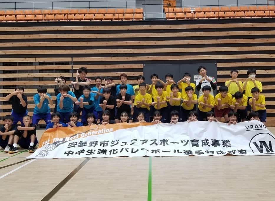 高松卓矢さんのインスタグラム写真 - (高松卓矢Instagram)「長野県安曇野市で土曜日はアウトサイドに特化した教室、日曜日は全ポジション向けの教室を行なってきました！ 暑い中とても元気よく教室を受けてくれて楽しかったです！ 専門的な言葉についても質問をしてくれてとても嬉しい気持ちになりました☺️ これからも頑張って下さい！！ #長野県 #安曇野市 #バレー教室 #ゼロポジョンについて #肩のインナーマッスル #やるべき事をやる #たかまつり」8月14日 12時42分 - takamatsuri12