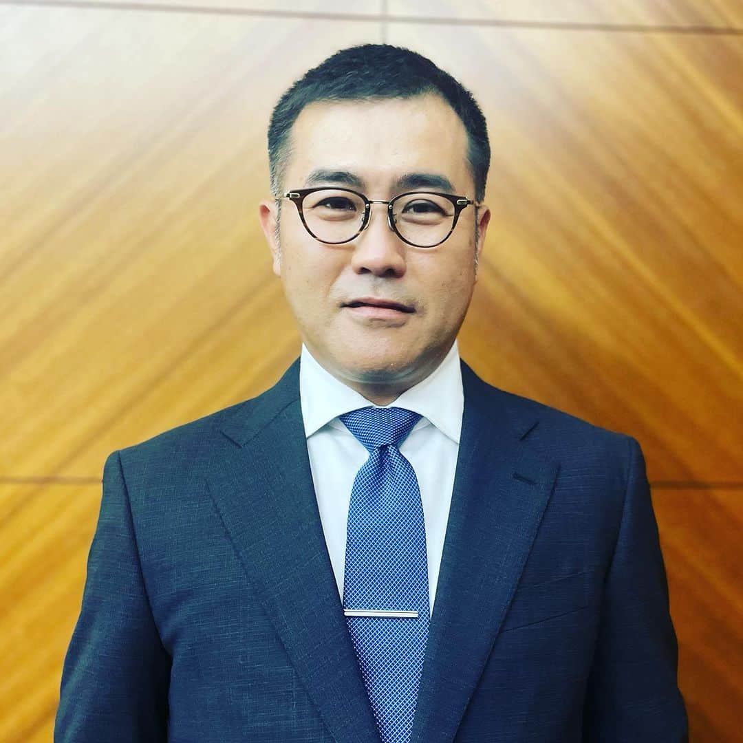 のインスタグラム：「衣装とメイクで，人って変わるもんですね。  キャスティング担当者からピッタリだとお声掛け頂いた。  しかし監督の役のイメージは，ホリエモン，楽天・三木谷社長ですが。。。  時代劇のキャスティングの方からは，一三は見窄らしいので，今後出て来る農民役でお声掛けしますと言われたけれど…  今月放映予定，乞うご期待❣️」