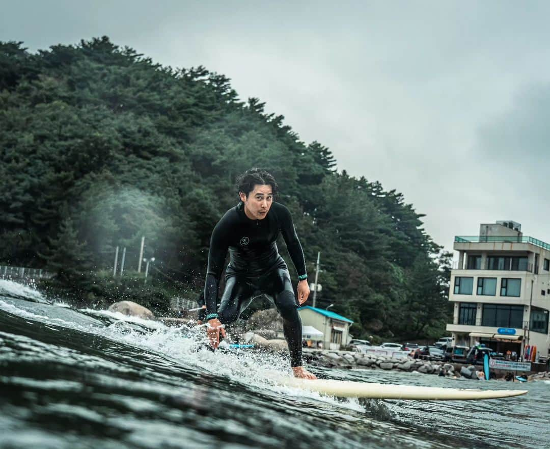 チョン・テウさんのインスタグラム写真 - (チョン・テウInstagram)「모처럼..파도타기 🏄‍♂️  #서핑 photp by @line.d_2017」8月14日 12時43分 - _jungtaewoo