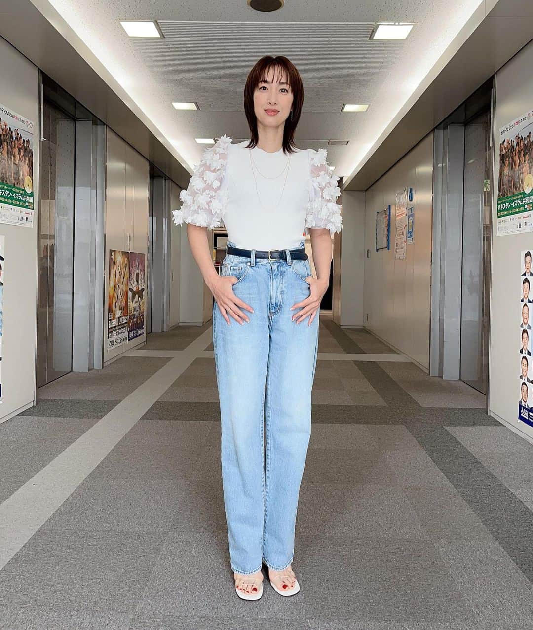 のインスタグラム：「今日の衣装です！  ニット、デニム @doublestandard_official  ジュエリー @artidaoud  サンダル @charleskeith_jp  . . #衣装#デニム#denim#皆様お久しぶり#残暑お見舞い申し上げます」