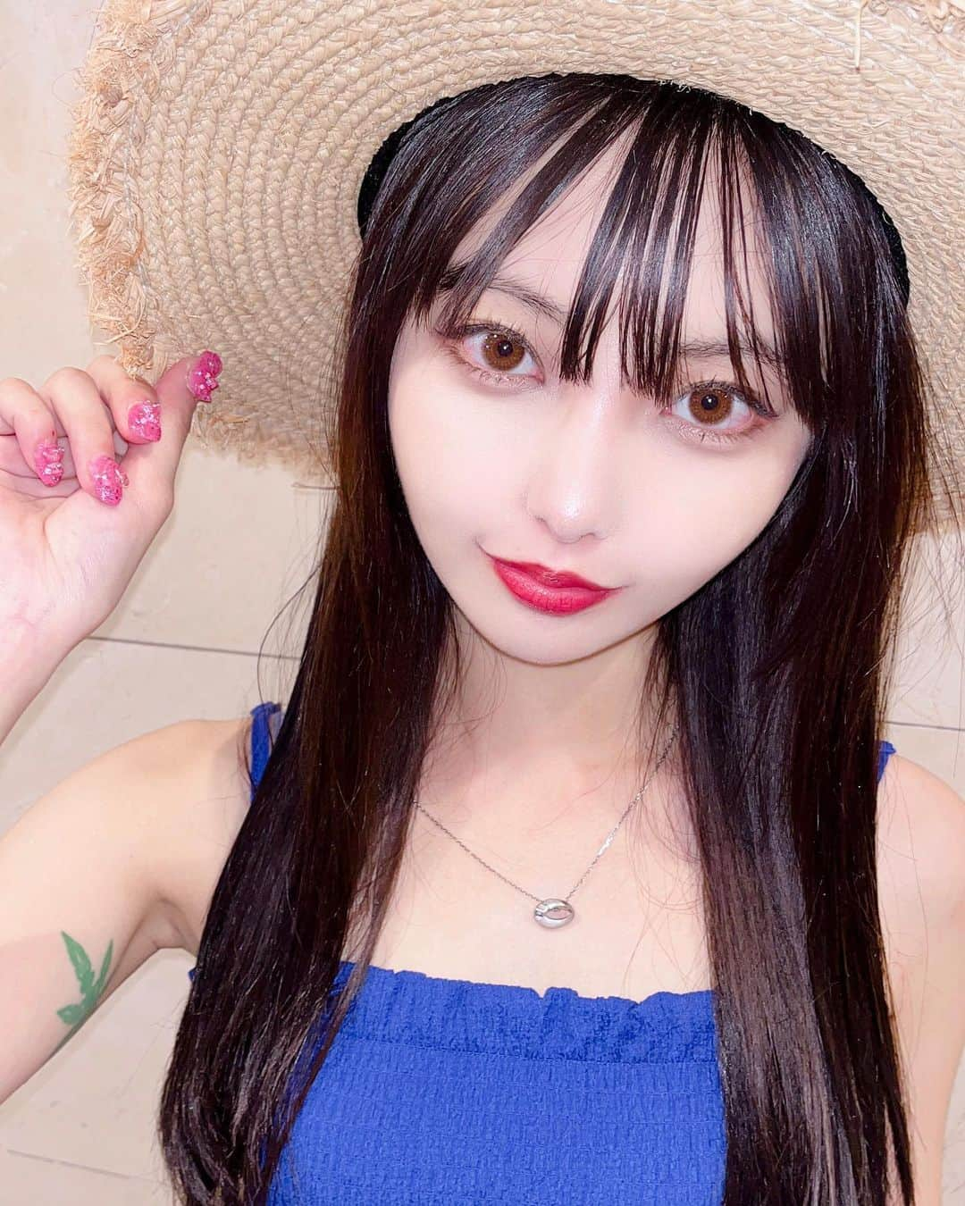 新倉のあのインスタグラム：「新しいワンピース！💙  #麦わら帽子 #ワンピース #アイドル #idol #strawhat #bluedress #brasil #brazil #🇧🇷 #ワンピースコーデ #偶像 #아이돌」