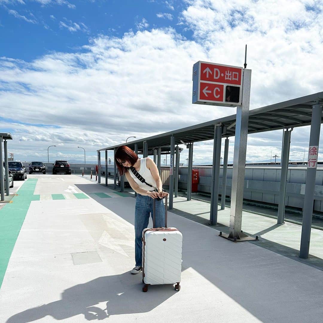 ナカイシミキさんのインスタグラム写真 - (ナカイシミキInstagram)「新婚旅行から (いつや) トランクほとんど更新してなかったので 私用のトランク🧳  @andwear_brand  ✔︎USBポート付き ✔︎サイズはMにしたよ ✔︎キャスターも静か ✔︎ツートンカラーが🫰  カラー迷ったけど ベージュとの2トーンが珍しくてお気に入りです✈️  子たちのおやつでパンパン😂  #ストーリーにもリンク貼ってます  #トランク　#海外旅行　#韓国旅行 #韓国　#suitcase #バッグの中身 #スーツケース #夏休み #夏休み計画 #私のBASIC #myBASIC #旅のパートナー #旅好き #旅行好きな人と繋がりたい #travel #andwear #白トランク　#旅行コーデ #旅行準備 #旅行好き女子」8月14日 12時49分 - mikivicious