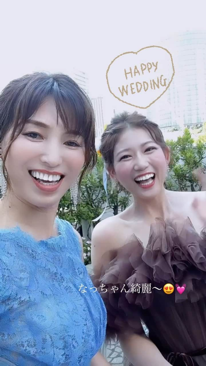 中山千桂子のインスタグラム：「happy wedding❤️  なっちゃんの結婚式に出席してきました✨  元四国放送アナウンサーで 今はホリプロに所属して大活躍の大坪奈津子さん✨  キラキラ輝くなっちゃんの幸せオーラをいっぱい浴びて 私もOFFってたキラキラスイッチ入れねば‼️ (そんなスイッチどこにあんねん💦)  後輩の結婚式はもう親戚のおばちゃん感覚で 生い立ちVTRで思わず泣いちゃいそうになる😭  本当に素敵な結婚式でした✨  とにかくなっちゃんが綺麗すぎました🤩 写真を見返してはニンマリ嬉しいよお〜👏👏👏  なっちゃんおめでとう🎉 思いっきり幸せになってね✨  そして久しぶりの東京は刺激多めだったよー🤣✨ いっぱい写真撮ったのでまたゆっくりアップします📸  #ウェディング #結婚式 #結婚式コーデ #幸せオーラ #オシャレ結婚式 #参列ドレス #教会ウェディング #バルーンリリース #快晴 #真夏の結婚式もいいもんだ #ハッピーウェディング #ホリプロ #大坪奈津子」